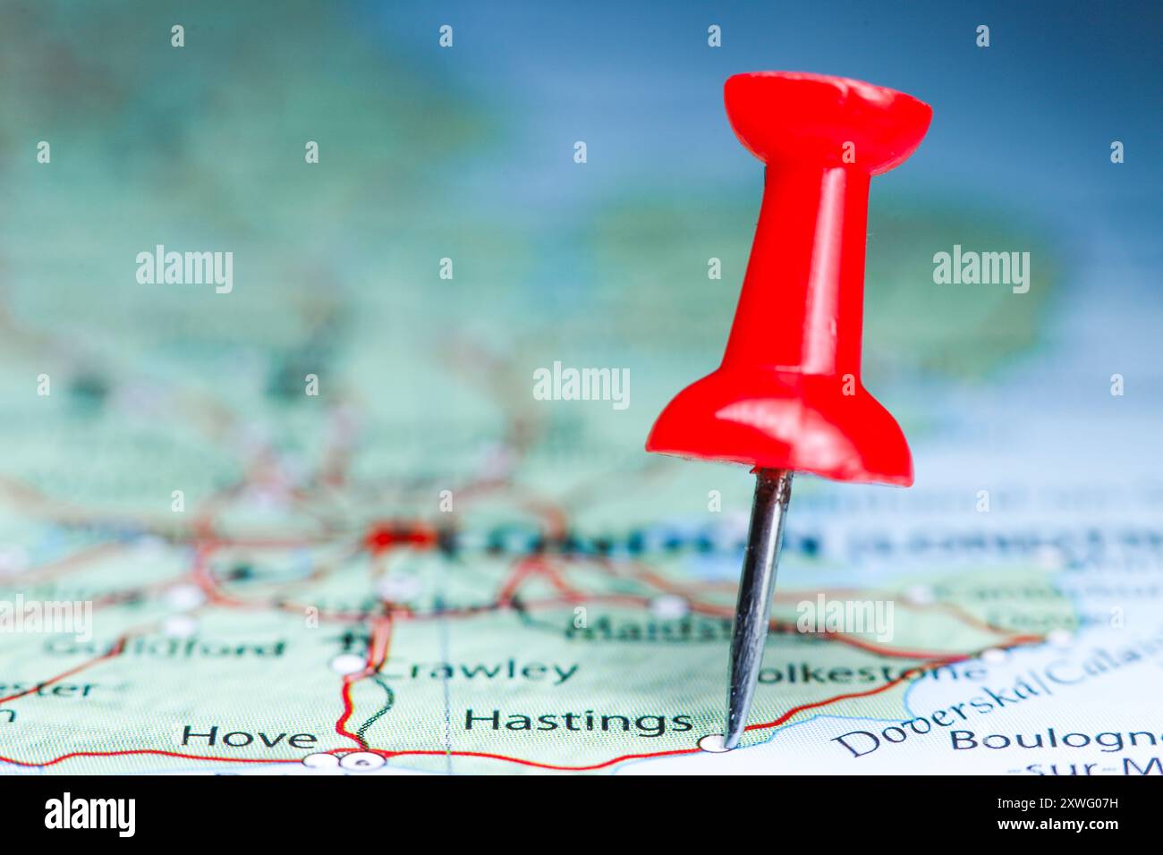 Genaue Position einer Stadt, eines Landes auf einer Karte. Rote Stecknadel, die eine Position markiert. Stockfoto