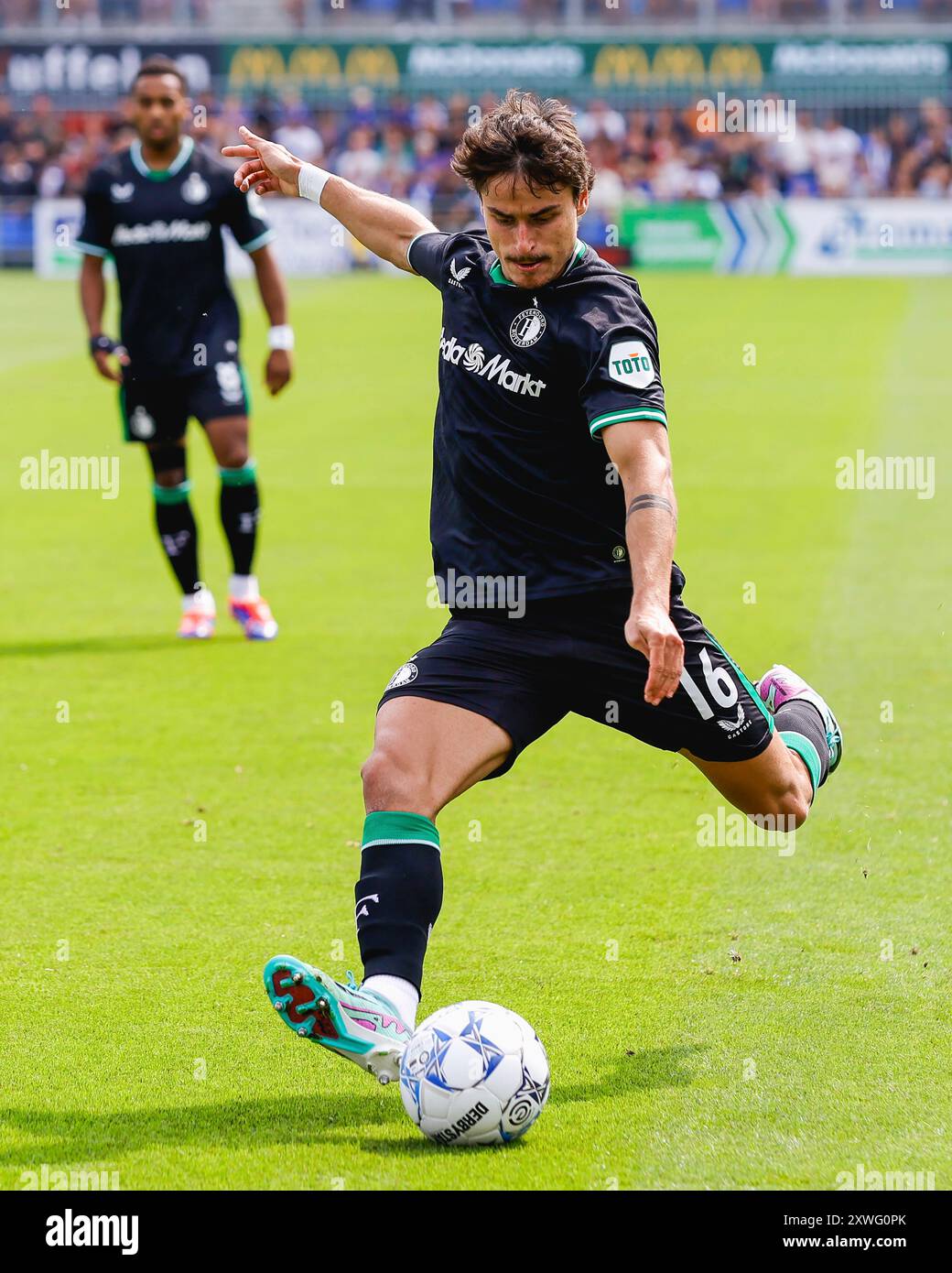 Zwolle, Niederlande. August 2024. ZWOLLE, NIEDERLANDE - 18. AUGUST: Hugo Bueno aus Feyenoord geht beim niederländischen Eredivisie-Spiel zwischen PEC Zwolle und Feyenoord im Mac3Park Stadion am 18. August 2024 in Zwolle, Niederlande. (Foto: Raymond Smit/Orange Pictures) Credit: dpa/Alamy Live News Stockfoto