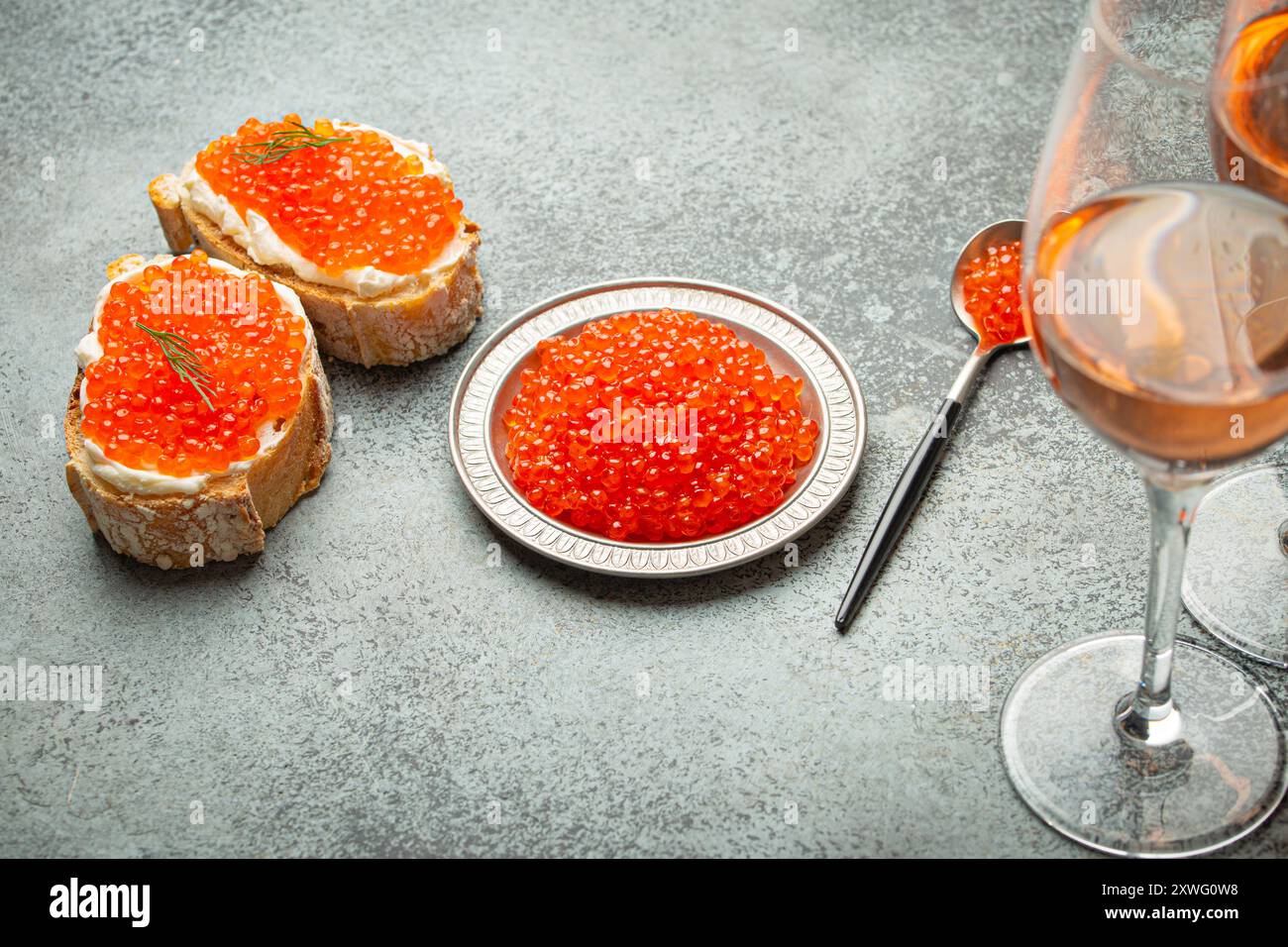 Kleine Metallplatte mit rotem Lachskaviar, zwei Kaviar Toast Canape ...