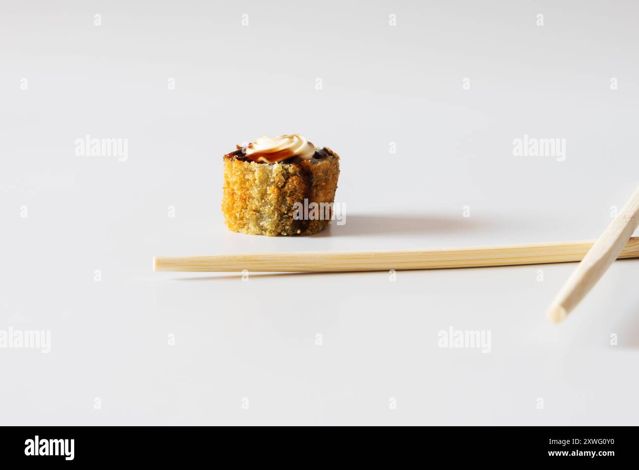 Brasilianische Variante von warmen Brötchen mit Frischkäse und Tara-Sauce. Stockfoto