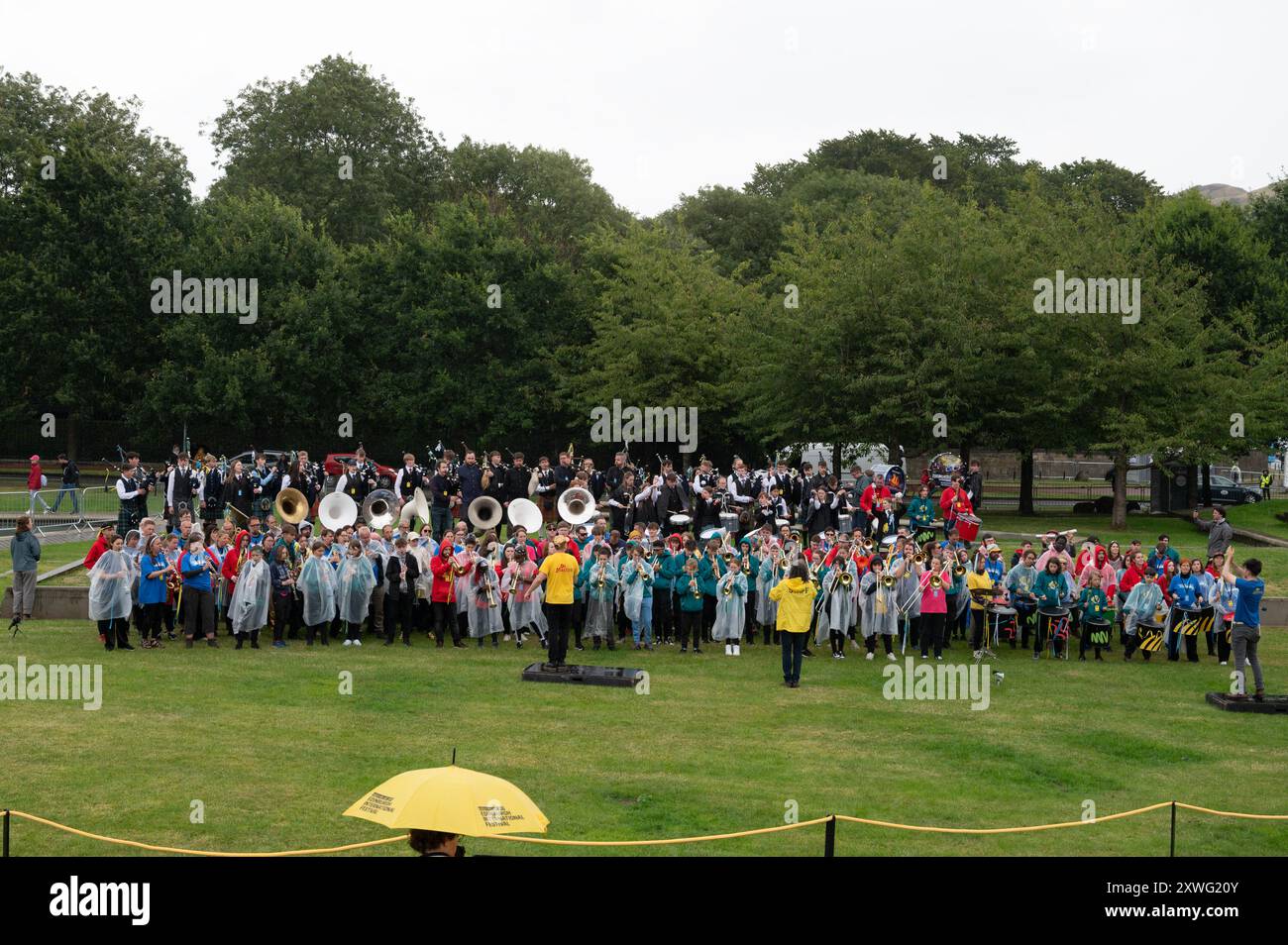 Edinburgh, 19. August 2024. Scottish Ballet präsentierte ein eigens in Auftrag gegebenes Tanzstück mit Scottish Ballet’s Youth Exchange Company, NHS Staff, Dance for Parkinson’s Scotland Participers und Dance Base's PRIME Elders Dance Company. Das Werk wurde von dem schottischen keltischen Fusionskünstler Martyn Bennett in „Mackay’s Memoirs“ aufgeführt, einem Wahrzeichen des GRIT Orchestra, das ursprünglich für die Eröffnung des schottischen Parlamentsgebäudes 1999 in Auftrag gegeben wurde. Quelle: Tom Duffin/Alamy Live News Stockfoto