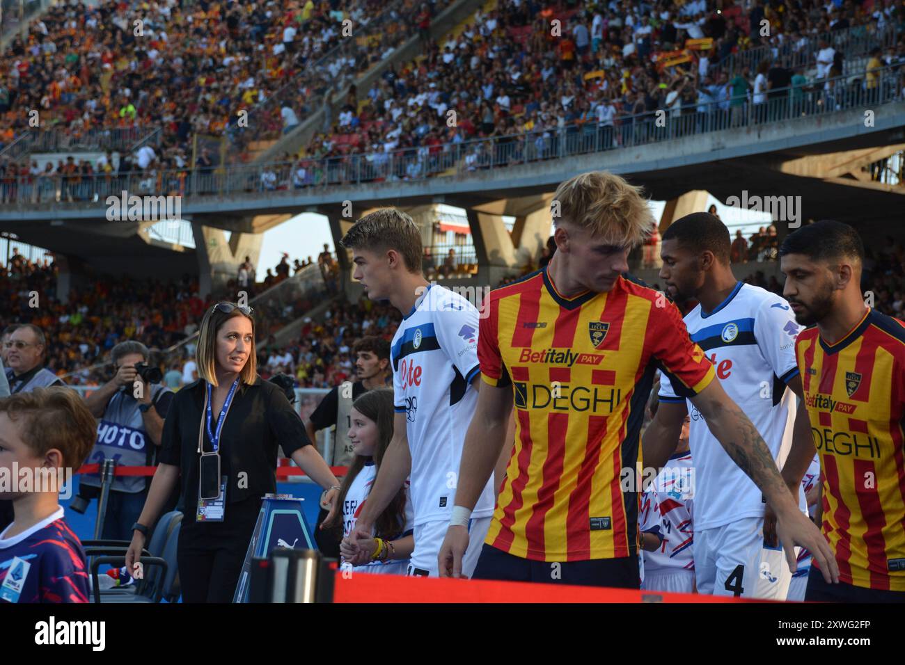 Die Mannschaften treten beim Spiel der italienischen Fußball-Serie A in Lecce, Italien, am 19. August 2024 in den USA gegen Atalanta BC ein Stockfoto