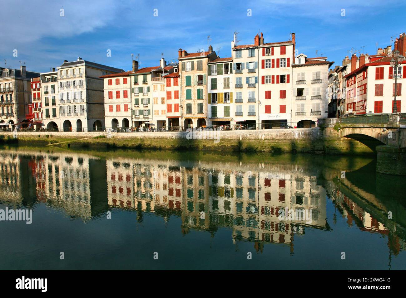 BAYONNE. LES BORDS DE LA NIVE. PYRENÄEN ATLANTIQUES 64, FRANKREICH. Stockfoto