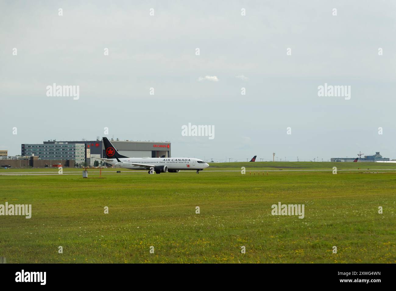 Air Canada Boeing 737 Max auf dem Asphalt Montréal-Pierre Elliott Trudeau International Airport, Dorval, Quebec, Kanada Stockfoto