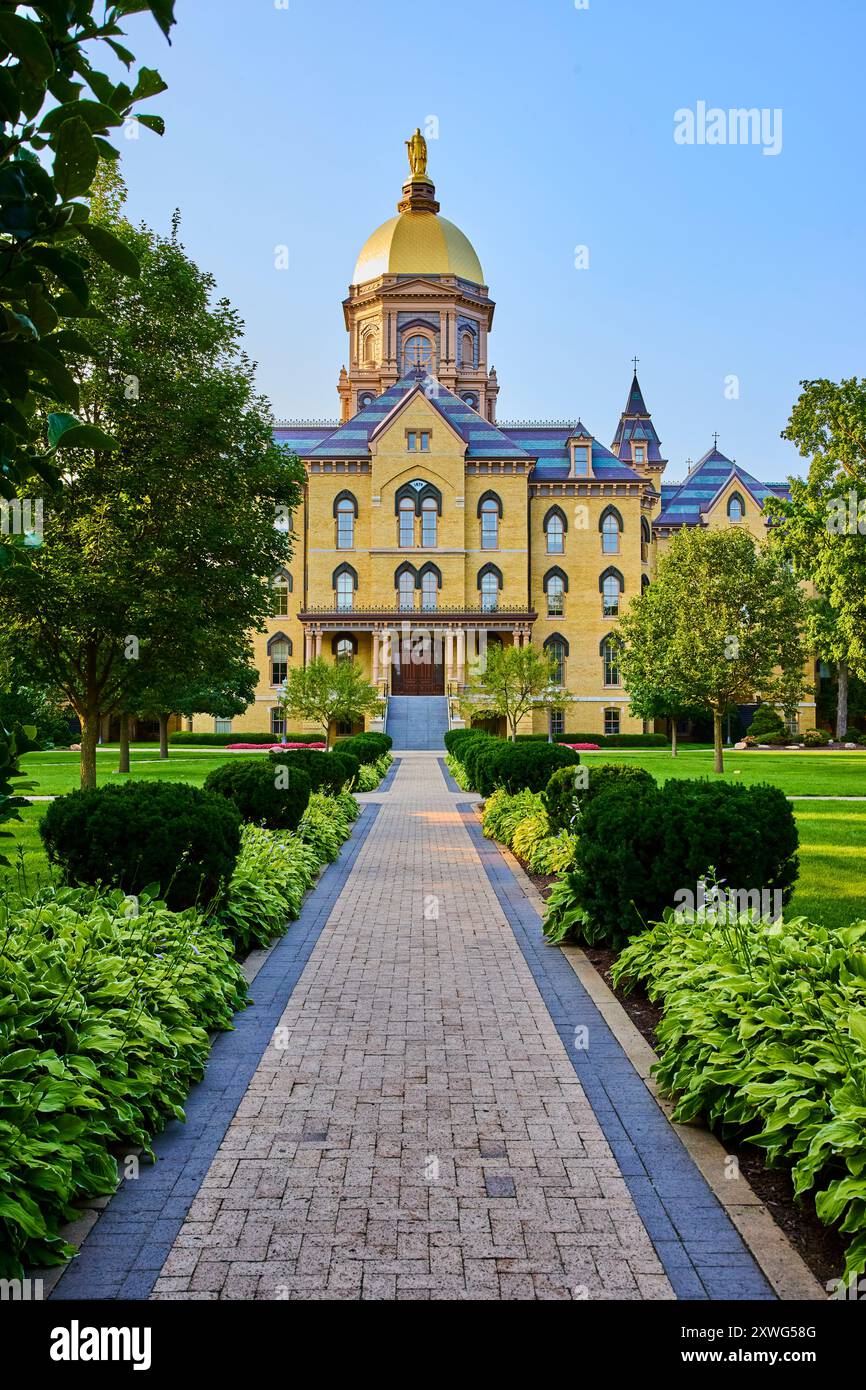 Golden Dome Historic Building auf dem ruhigen Campus aus der Perspektive auf niedriger Augenhöhe Stockfoto