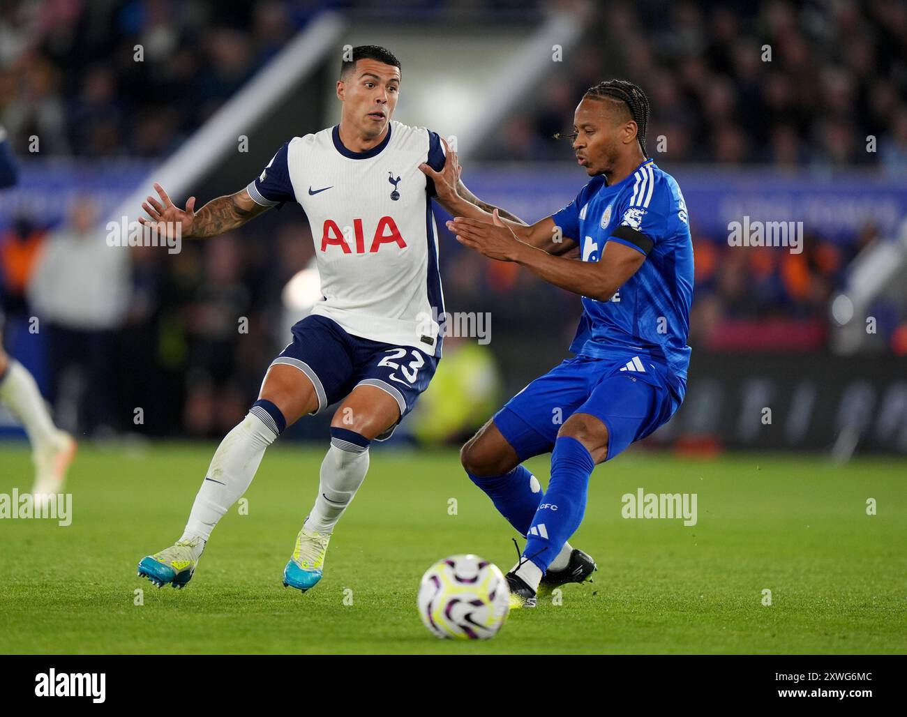 Bobby Decordova-Reid von Leicester City (rechts) stellt Tottenham Hotspurs Pedro Porro (links) während des Premier League-Spiels im King Power Stadium in Leicester heraus. Bilddatum: Montag, 19. August 2024. Stockfoto