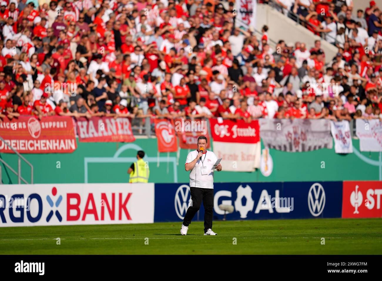 Offenbach, Hessen, Deutschland. August 2024. Stadion am Bieberer Berg-Sprecher Olaf Kruse kündigt die Kickers Offenbach an, die vor dem Spiel gegen 1 in der ersten Runde aufsteigen. FC Magdeburg im DFB-Pokal am 19. August 2024 in Offenbach. Offenbach gewann mit 2:1. (Kreditbild: © Scott Coleman/ZUMA Press Wire) NUR REDAKTIONELLE VERWENDUNG! Nicht für kommerzielle ZWECKE! Stockfoto