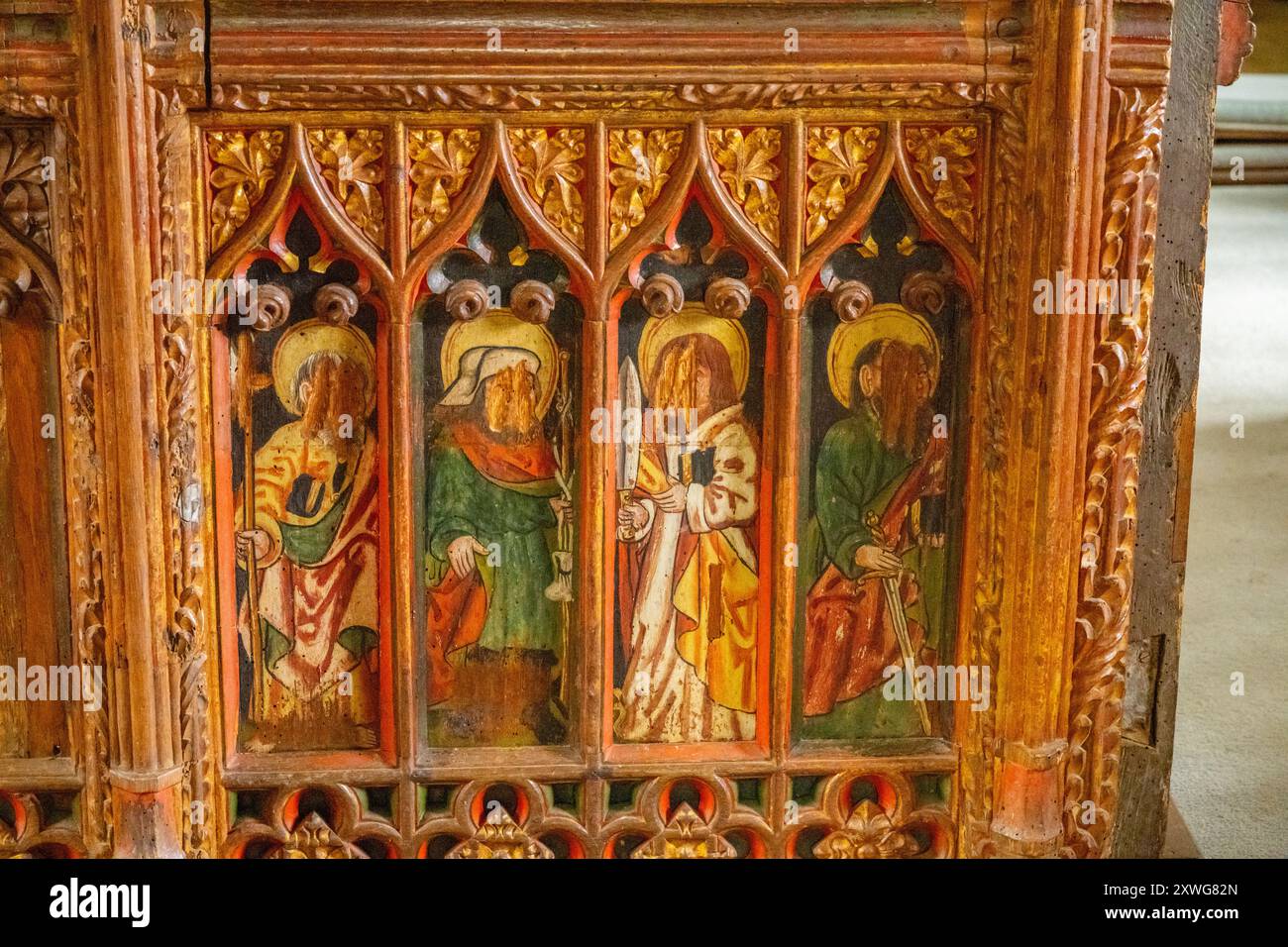 Entdeckte Bilder auf dem Rood-Bildschirm der St. Winifreds-Kirche Manaton Stockfoto