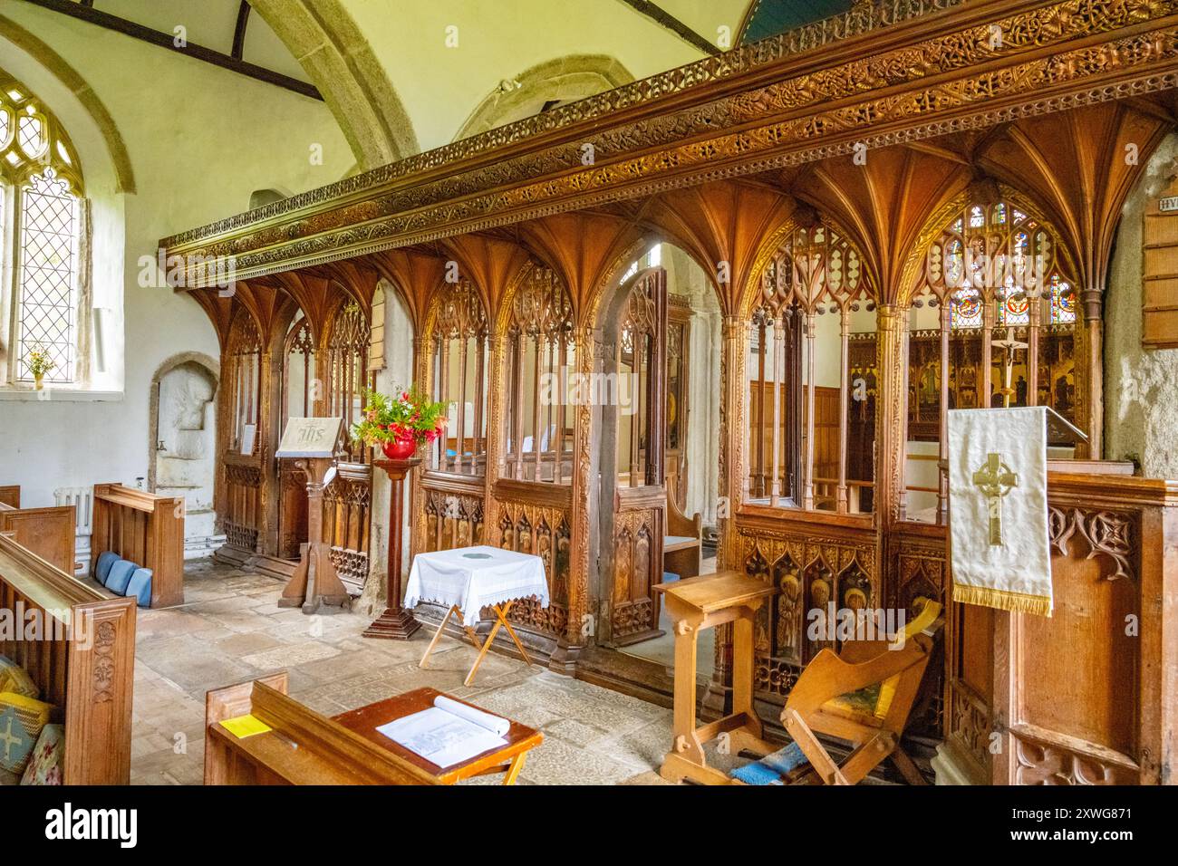 Entdeckte Bilder auf dem Rood-Bildschirm der St. Winifreds-Kirche Manaton Stockfoto
