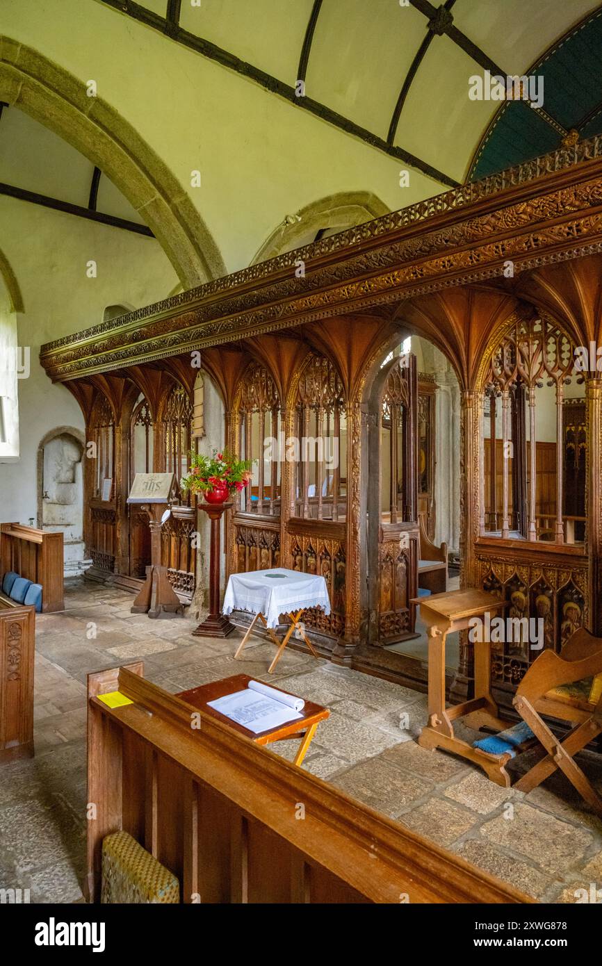 Entdeckte Bilder auf dem Rood-Bildschirm der St. Winifreds-Kirche Manaton Stockfoto