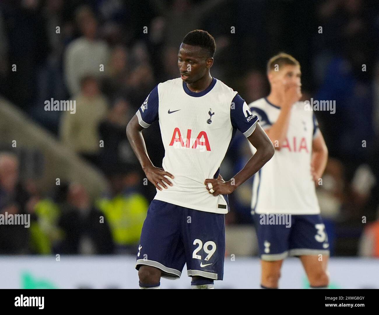 Tottenham Hotspurs Pape Matar Sarr reagiert auf das Tor von Leicester City während des Premier League-Spiels im King Power Stadium in Leicester. Bilddatum: Montag, 19. August 2024. Stockfoto