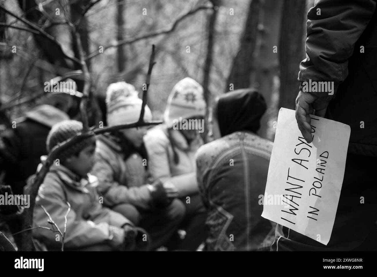 Green Border (2023) von Agnieszka Holland mit Jalal Altawil, Maja Ostaszewska und Behi Djanati Atai. Eine Flüchtlingsfamilie aus Syrien, ein Englischlehrer aus Afghanistan und ein Grenzschützer treffen sich während der jüngsten humanitären Krise in Belarus an der Polnisch-belarussischen Grenze. Werbefoto ***NUR REDAKTIONELLE VERWENDUNG***. Quelle: BFA / Agata Kubis / Kino Lorber Stockfoto