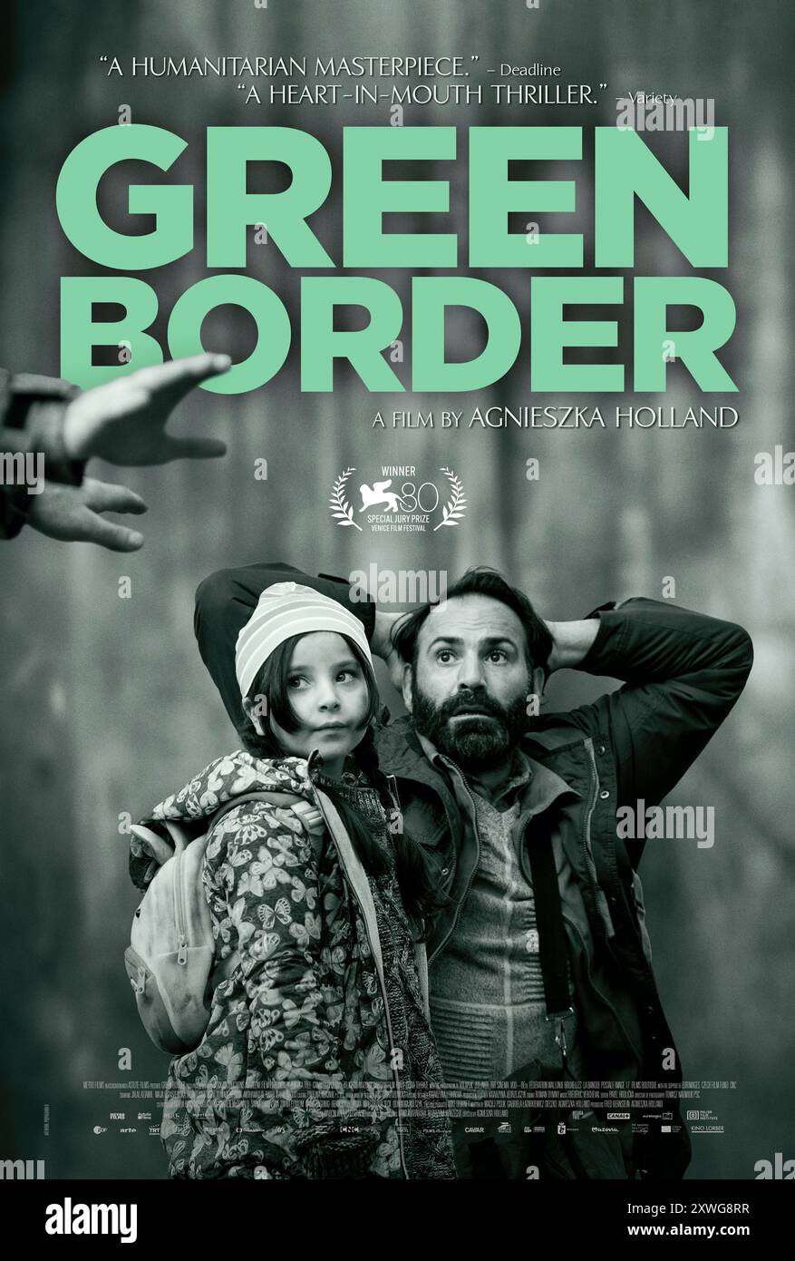 Green Border (2023) von Agnieszka Holland mit Jalal Altawil, Maja Ostaszewska und Behi Djanati Atai. Eine Flüchtlingsfamilie aus Syrien, ein Englischlehrer aus Afghanistan und ein Grenzschützer treffen sich während der jüngsten humanitären Krise in Belarus an der Polnisch-belarussischen Grenze. US-Poster mit einem Blatt ***NUR FÜR REDAKTIONELLE ZWECKE***. Quelle: BFA / Kino Lorber Stockfoto