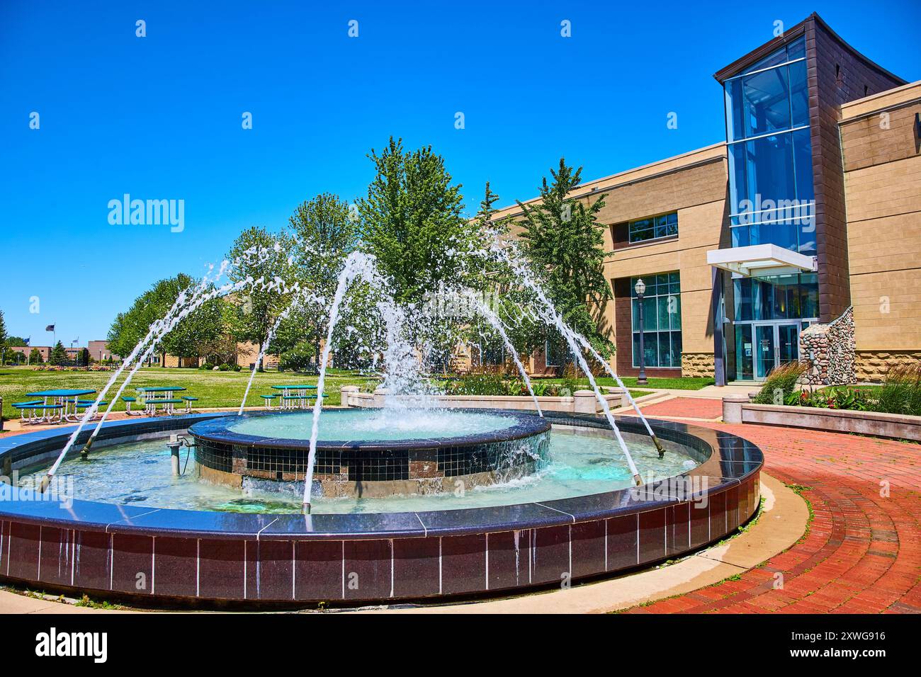 Modernes Fountain und Campus Building auf einer Ebene mit sonnigen Tagesaugen Stockfoto