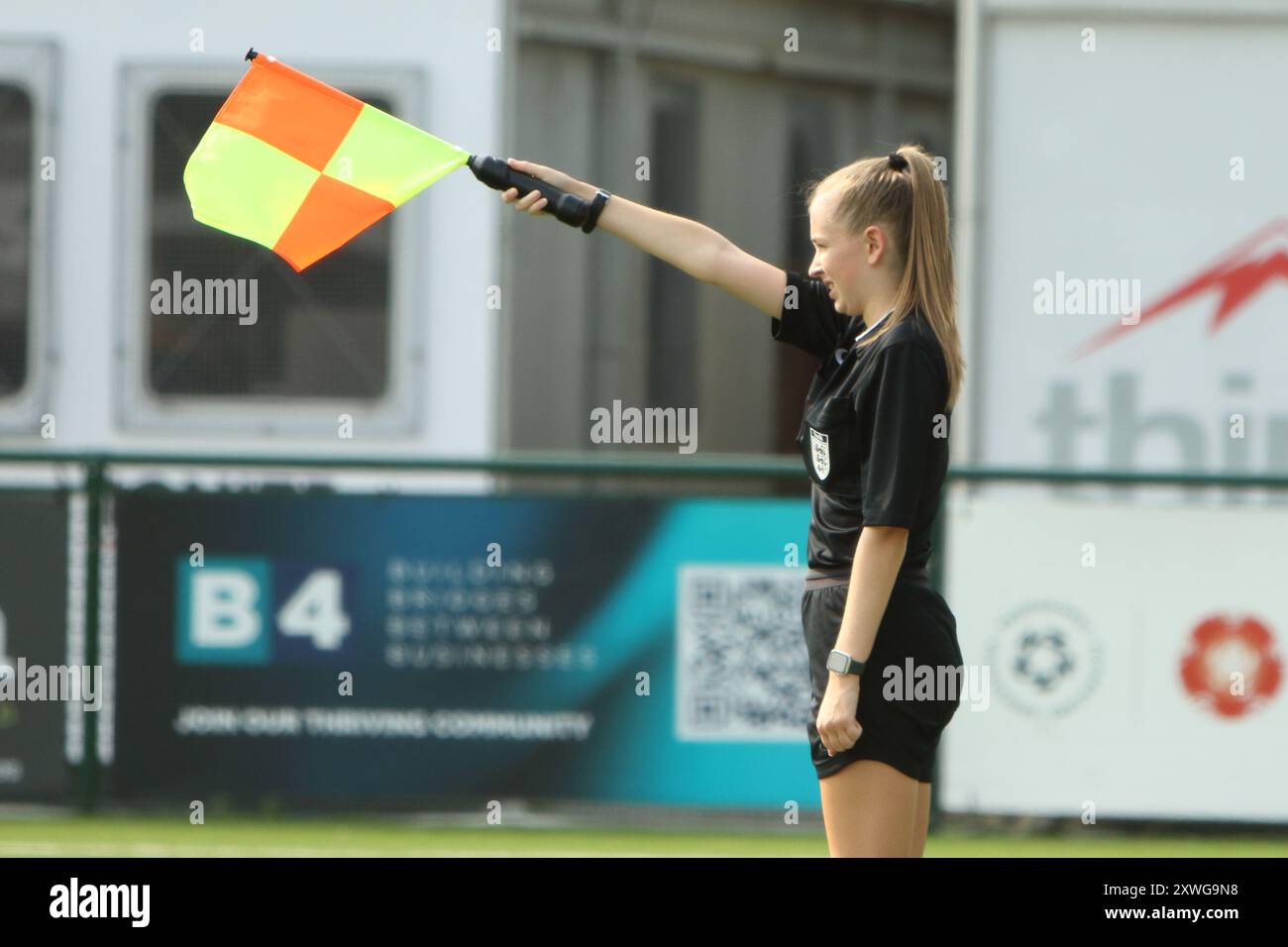 Weibliche Schiedsrichterassistentin Flaggen von Oxford United Women FC gegen Ipswich Town FC Women FA Women's National League 18. August 2024 beim Oxford City FC Stockfoto