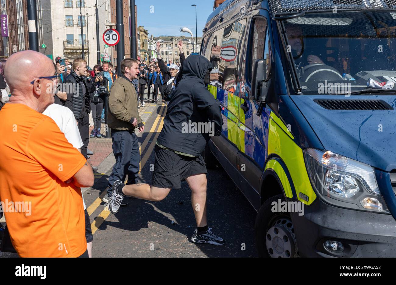 Zuvor unveröffentlichtes Foto vom 08/24 von Ethan Miles, 21, der einen Polizeiwagen auf dem Talbot Square in der Nähe des Rathauses von Blackpool trat. Miles ist seit 30 Monaten inhaftiert. Bilddatum: Montag, 19. August 2024. Stockfoto