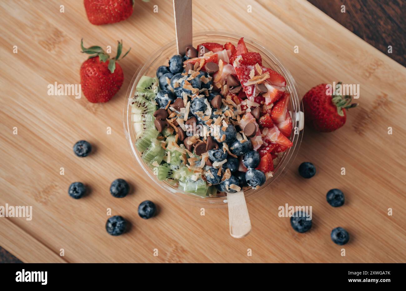 Frische Acai Schüssel mit Erdbeeren, Kiwi, Heidelbeeren und Schokolade Stockfoto