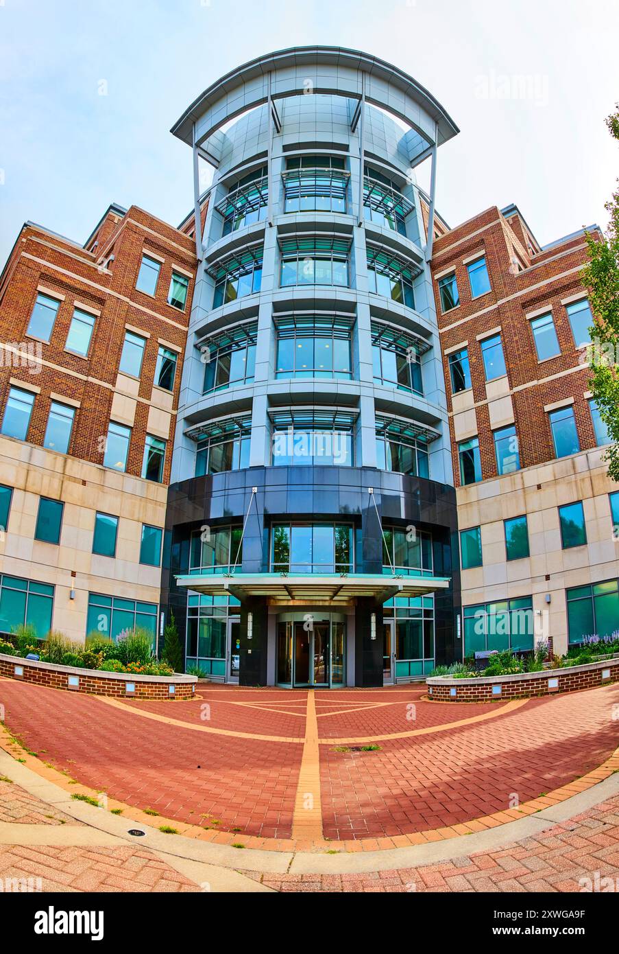 Modernes Bürogebäude aus Glas und Ziegelstein mit flacher Perspektive Stockfoto