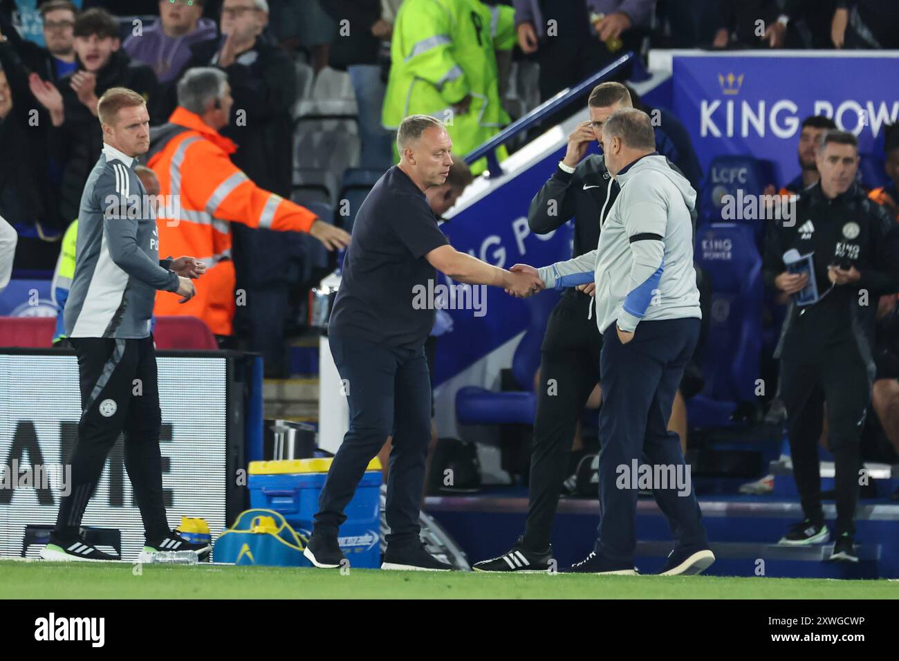 Die beiden Manager Steve Cooper Manager von Leicester City (links) und Ange Postecoglou Manager von Tottenham Hotspur (rechts) schütteln während des Premier League Spiels Leicester City gegen Tottenham Hotspur im King Power Stadium, Leicester, Großbritannien, 19. August 2024 (Foto: Mark Cosgrove/News Images) Stockfoto
