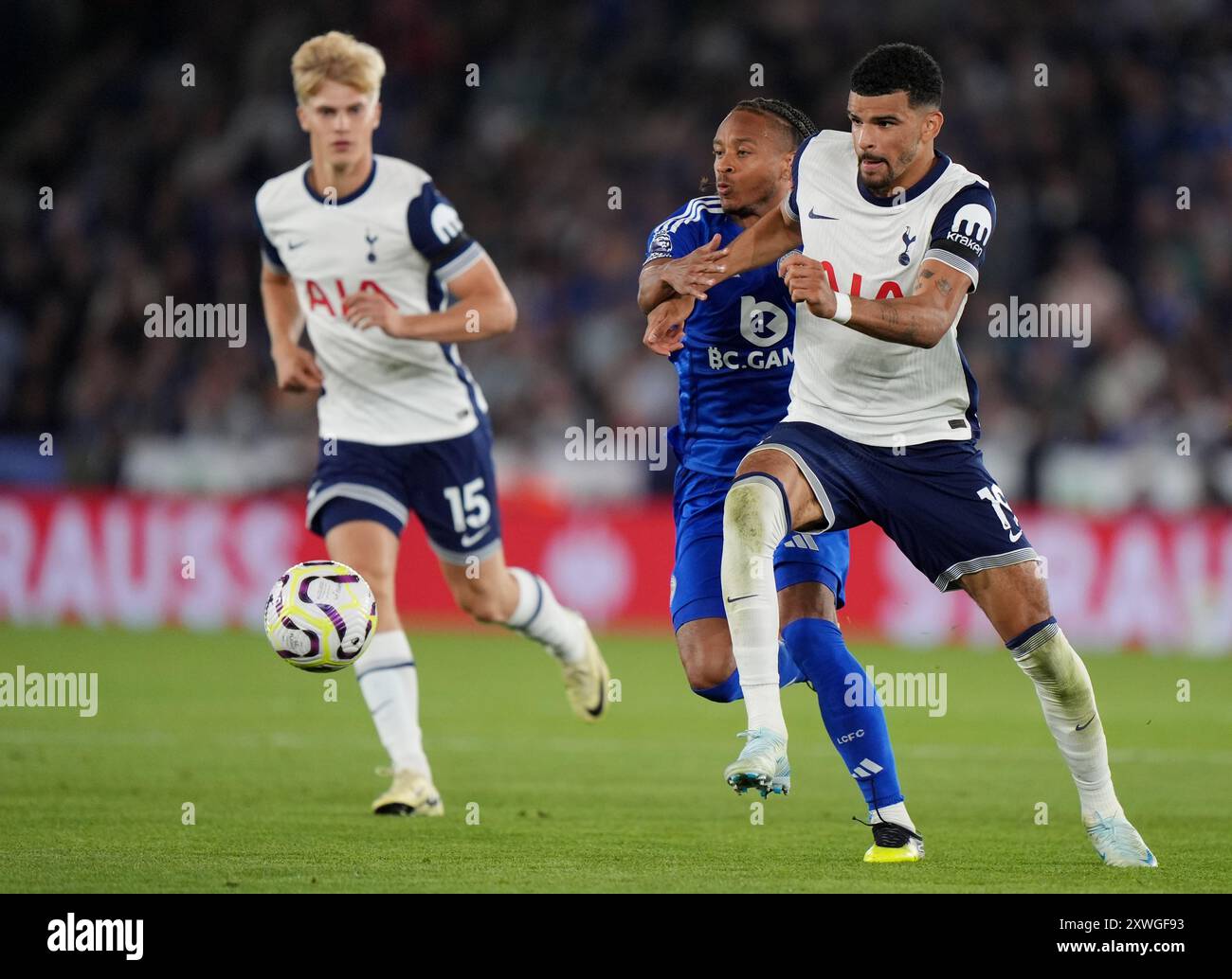 Tottenham Hotspurs Dominic Solanke (rechts) ist eine Herausforderung von Bobby Decordova-Reid (Mitte) im King Power Stadium in Leicester City. Bilddatum: Montag, 19. August 2024. Stockfoto