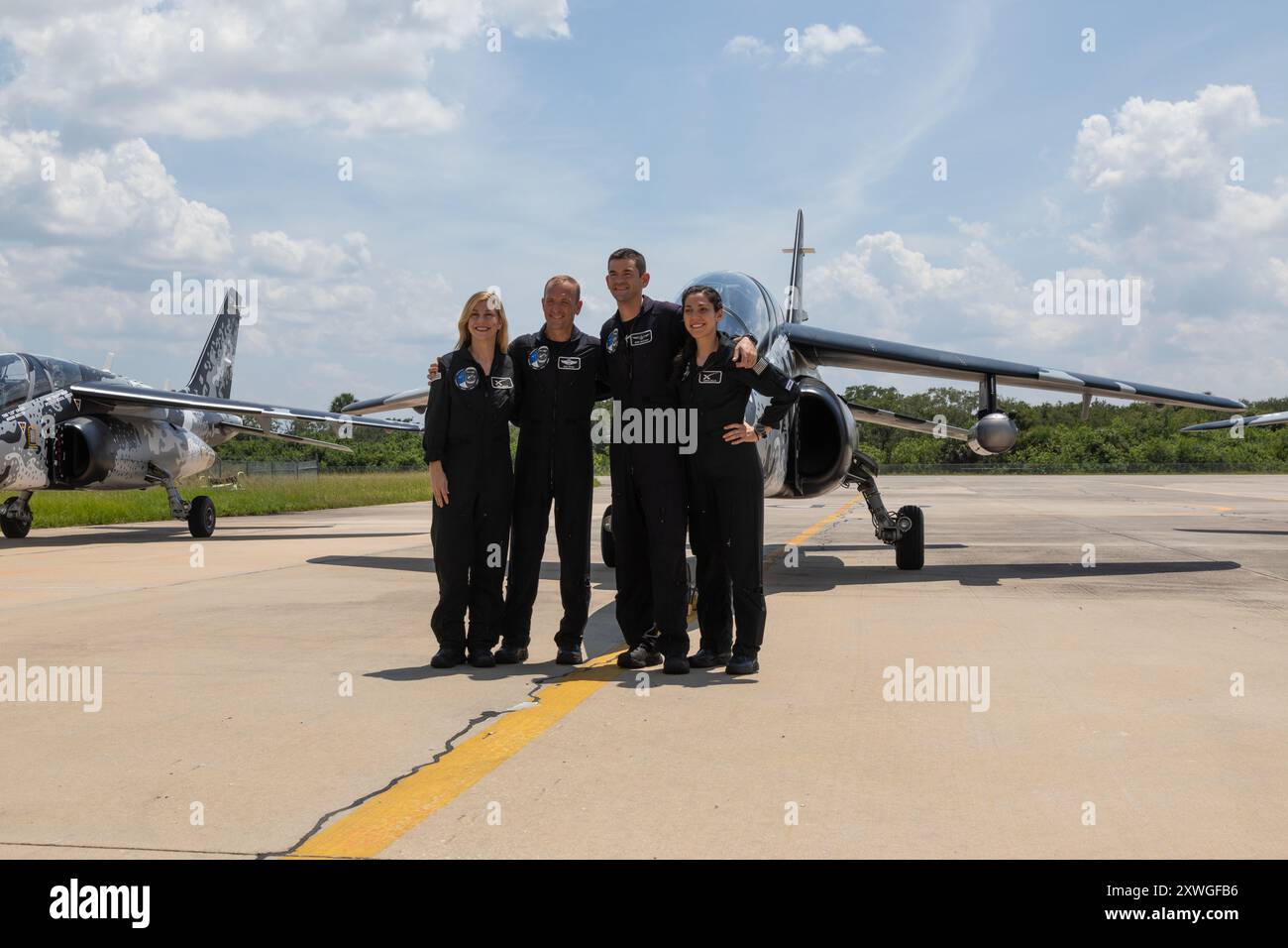 Kennedy Space Center, USA. August 2024. Jet-Überflug und Briefing mit SpaceX Polaris Dawn Crew Jared Isaacman, Scott Poteet, Anna Menon, Sarah Gillis mit Details zum neuen EVA-Raumanzug, Training, für diese komplexe Mission in einer Woche vom Kennedy Space Center Brevard County Florida USA. (Foto: Scott Schilke/SIPA USA) Credit: SIPA USA/Alamy Live News Stockfoto