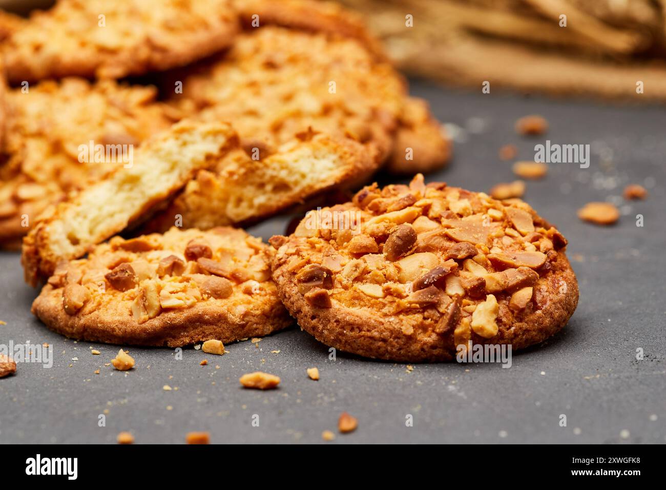 Knusprige Mandelkekse, frisch gebacken und bereit, Ihren süßen Appetit zu stillen Stockfoto
