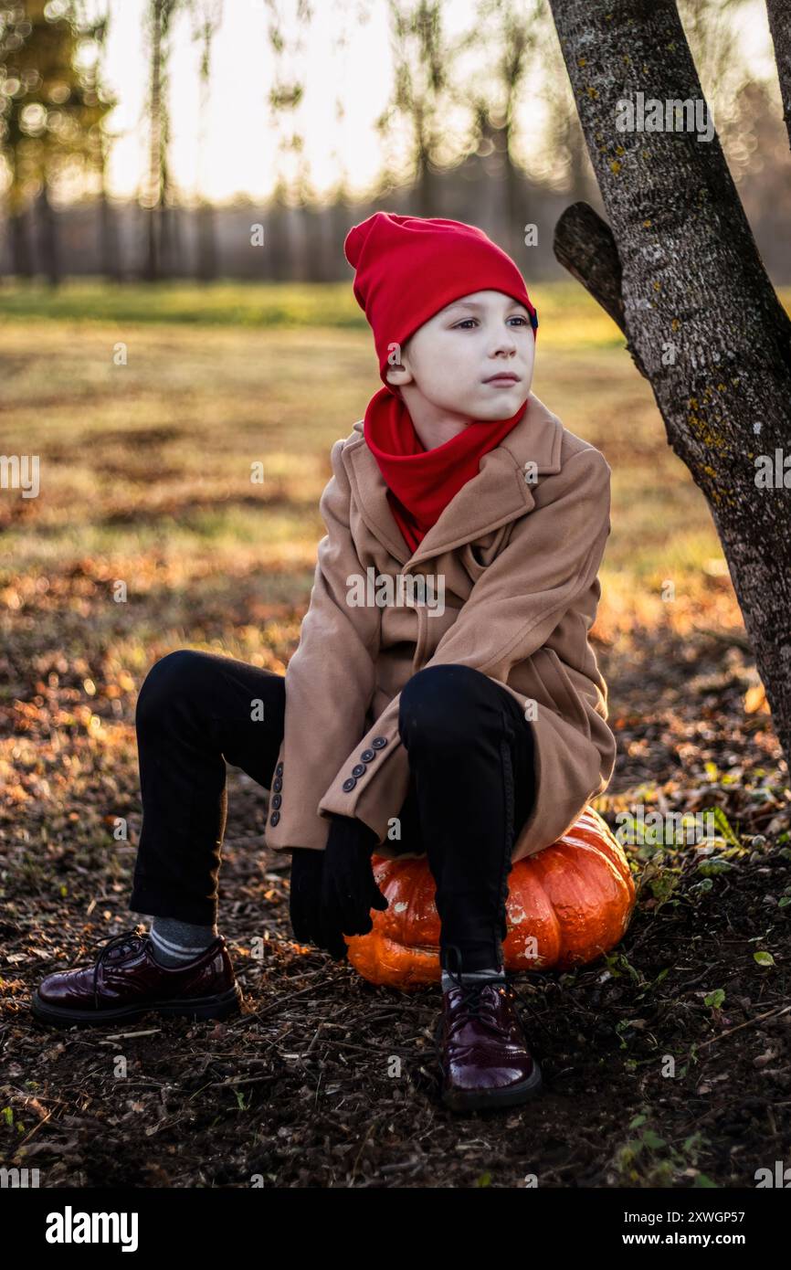 Emotionales Herbstporträt eines Jungen Stockfoto