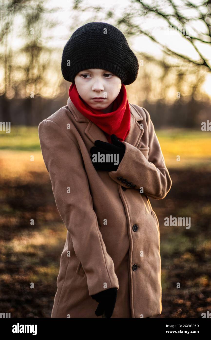 Emotionales Herbstporträt eines Jungen Stockfoto