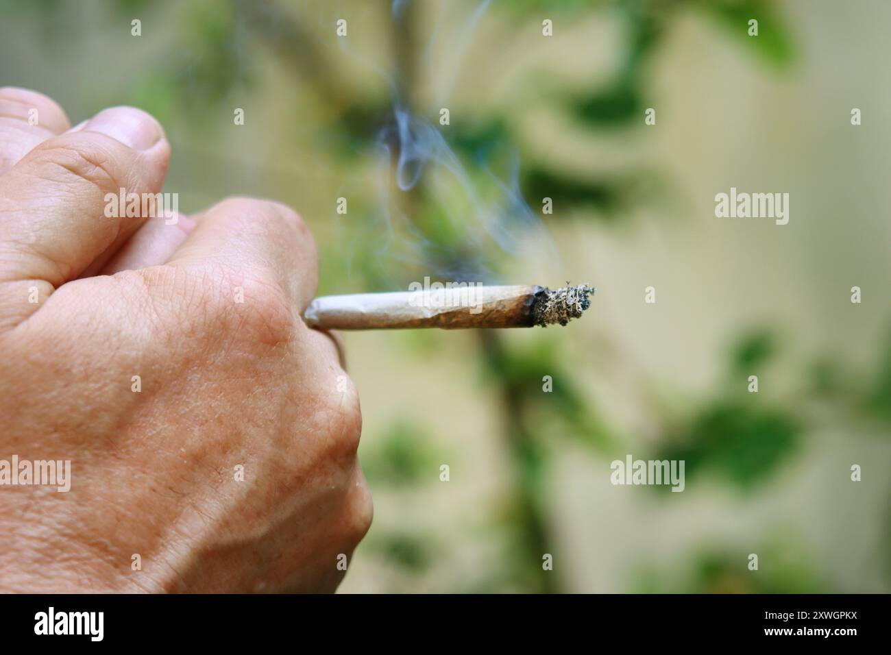 Ein Joint zum Entspannen rauchen Stockfoto