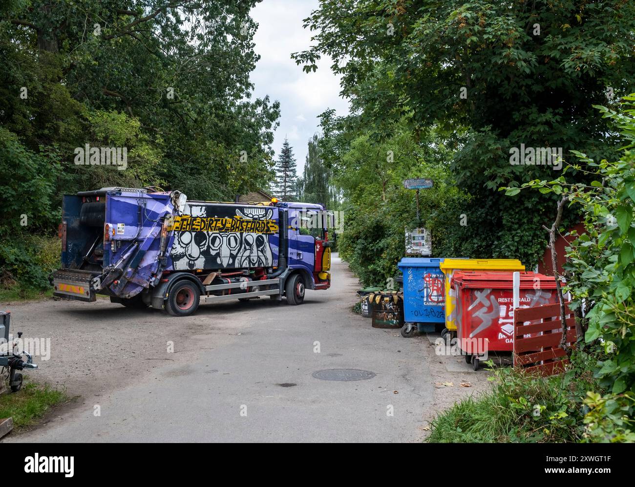Ein Müllwagen „die schmutzigen Bastarde“ sammelt Müll in Kopenhagens Nachbarschaft Freetown Christiania Stockfoto