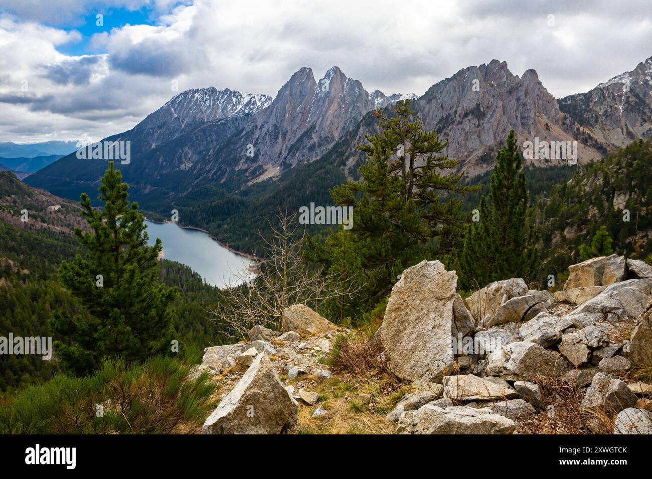 Blick von oben auf Els Encantats floss in der Schlucht in Estany de Sant Maurici in Espot in Spanien Stockfoto