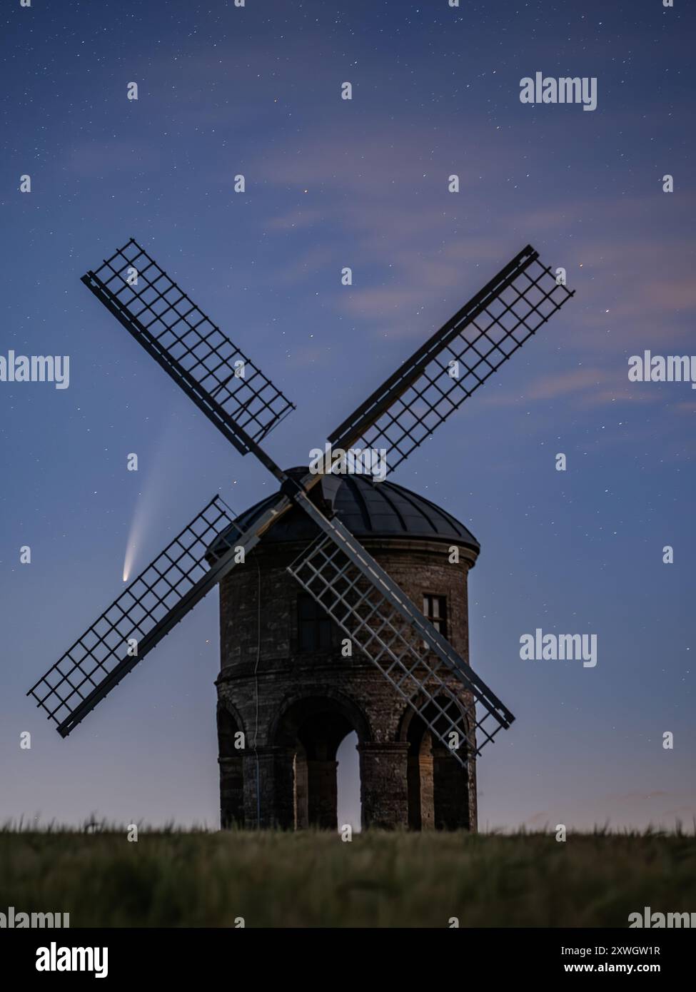 Komet C/2020 F3 NEOWISE und Chesterton Windmill, Warwickshire, Vereinigtes Königreich Stockfoto