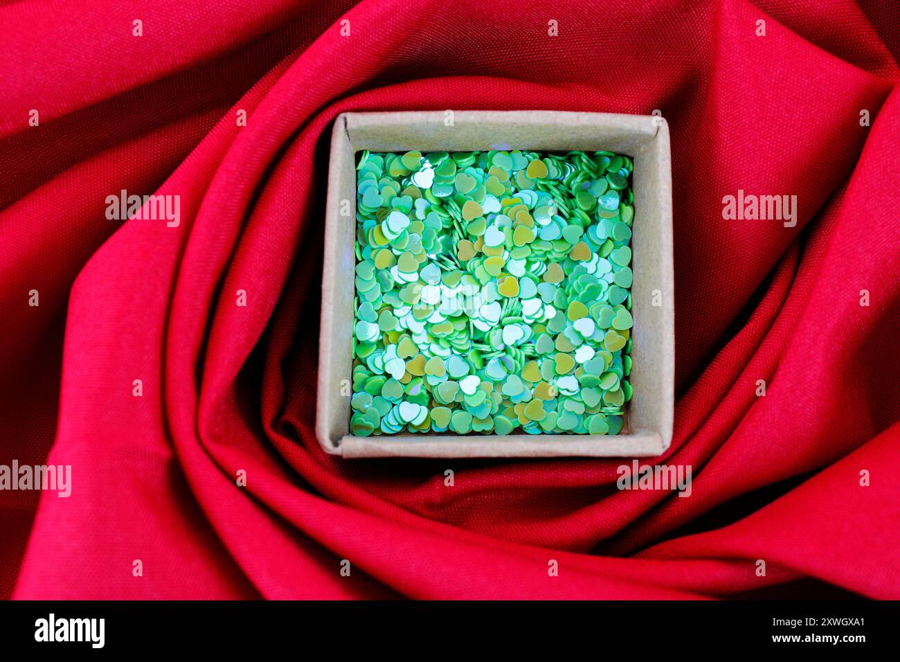 Karton mit grünen Glitzerherzen Stockfoto