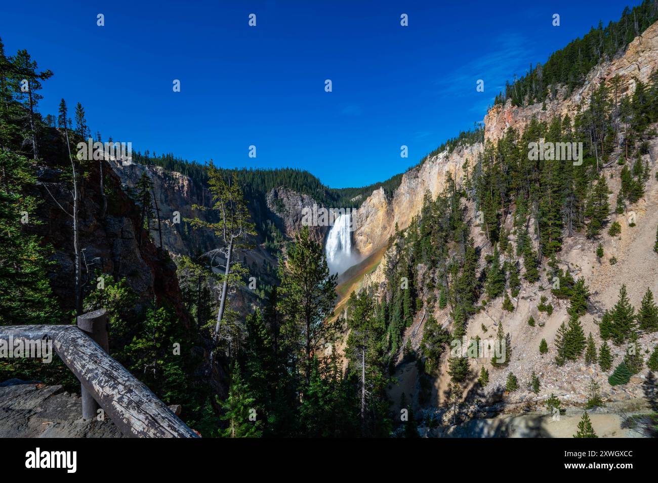 Grand Canyon des Yellowstone National Park mit Blick auf die oberen und unteren Wasserfälle von verschiedenen Orten, einschließlich Künstler und Inspirationspunkte Stockfoto