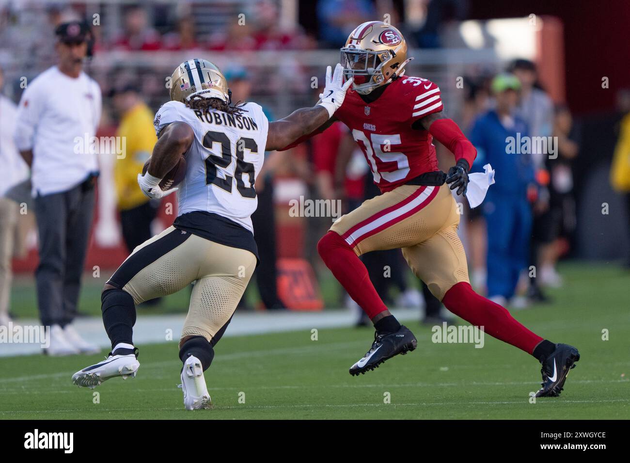 August 2024; Santa Clara, CA, USA; New Orleans Saints Running Back James Robinson (26) versucht, Tracy Wal in San Francisco 49ers sicher zu machen Stockfoto