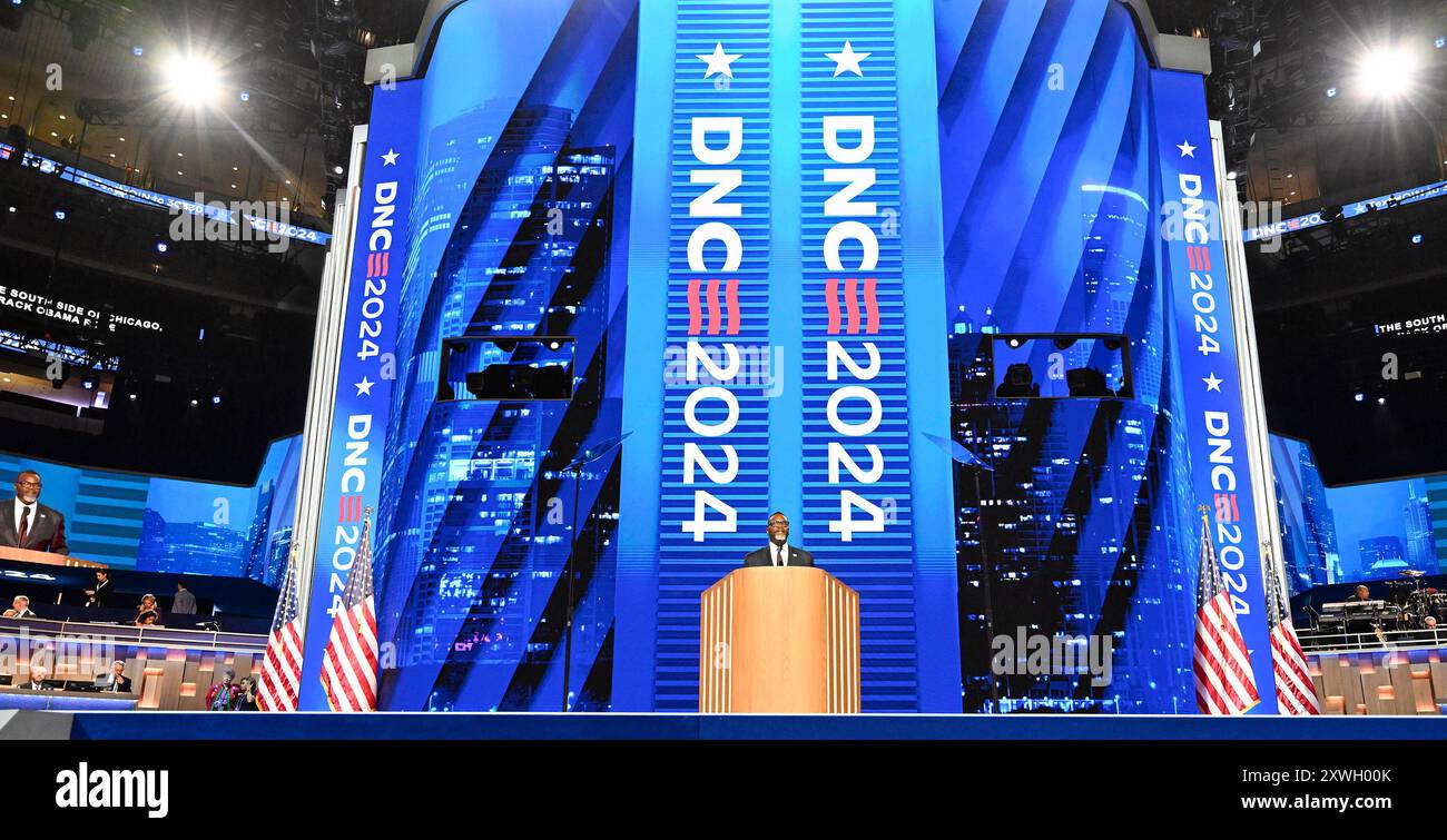 Chicago, Usa. August 2024. Der Bürgermeister von Chicago, Brandon Johnson, begrüßt die Delegierten der Demokratischen Nationalversammlung 2024 im United Center in Chicago, Illinois, am Montag, den 19. August 2024. Die Konferenz findet vom 19. Bis 22. August statt. Foto: Matt Marton/UPI. Quelle: UPI/Alamy Live News Stockfoto