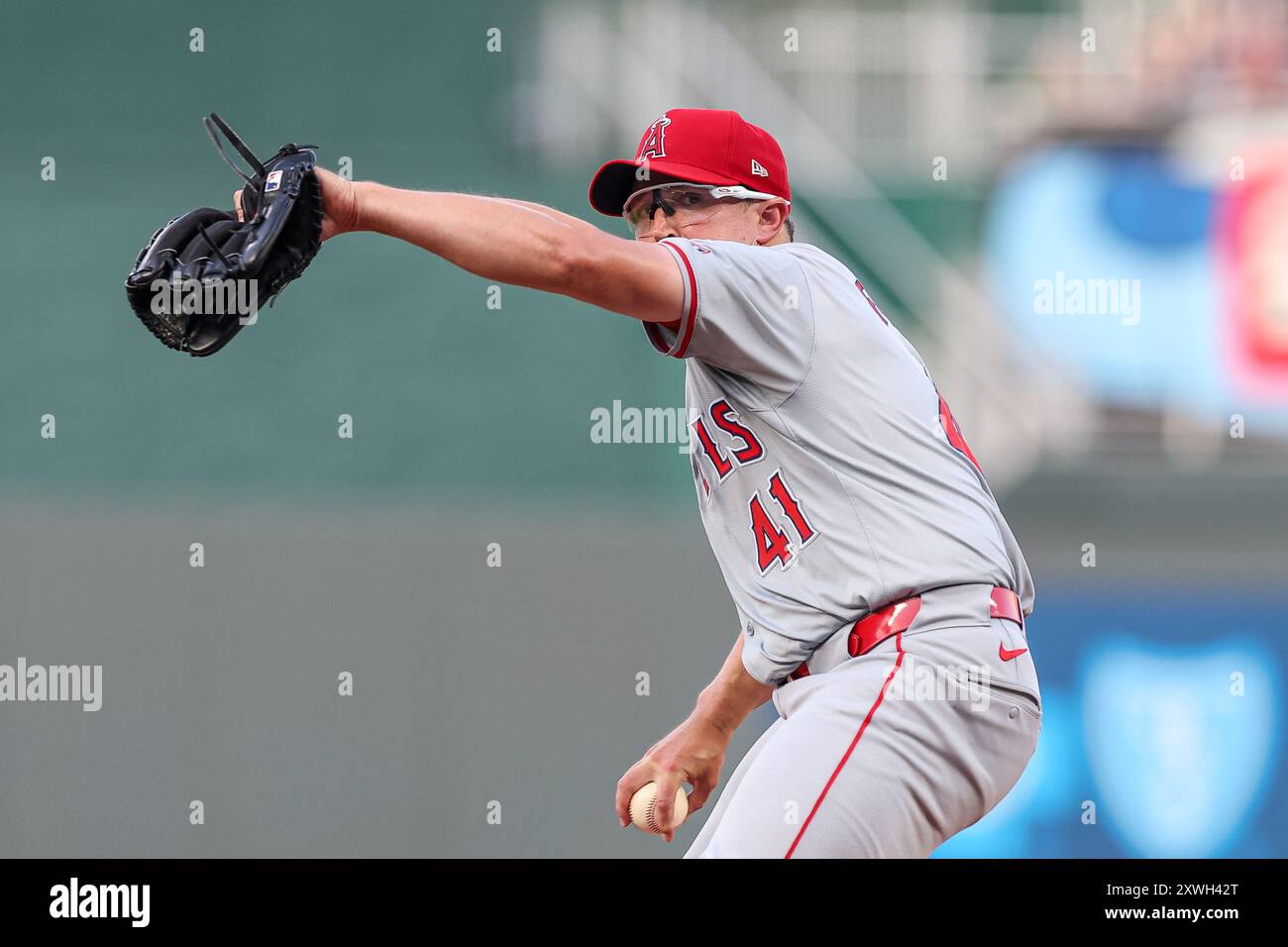 Kansas City, USA. 19. August 2024: Der Startpitcher Carson Fulmer (41) der Los Angeles Angels wirft während des ersten Inning eines Baseballspiels gegen die Kansas City Royals im Kauffman Stadium in Kansas City, MO. David Smith/CSM Stockfoto