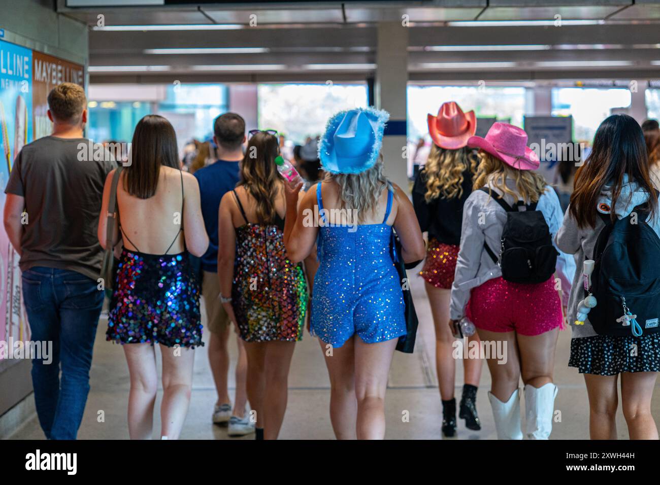 London, Großbritannien. August 2024. Taylor Swift Fans vor ihrer Eras Tour Show im Londoner Wembley Stadium am 18. August 2024 Credit: Richard Lipman/Alamy Live News Stockfoto