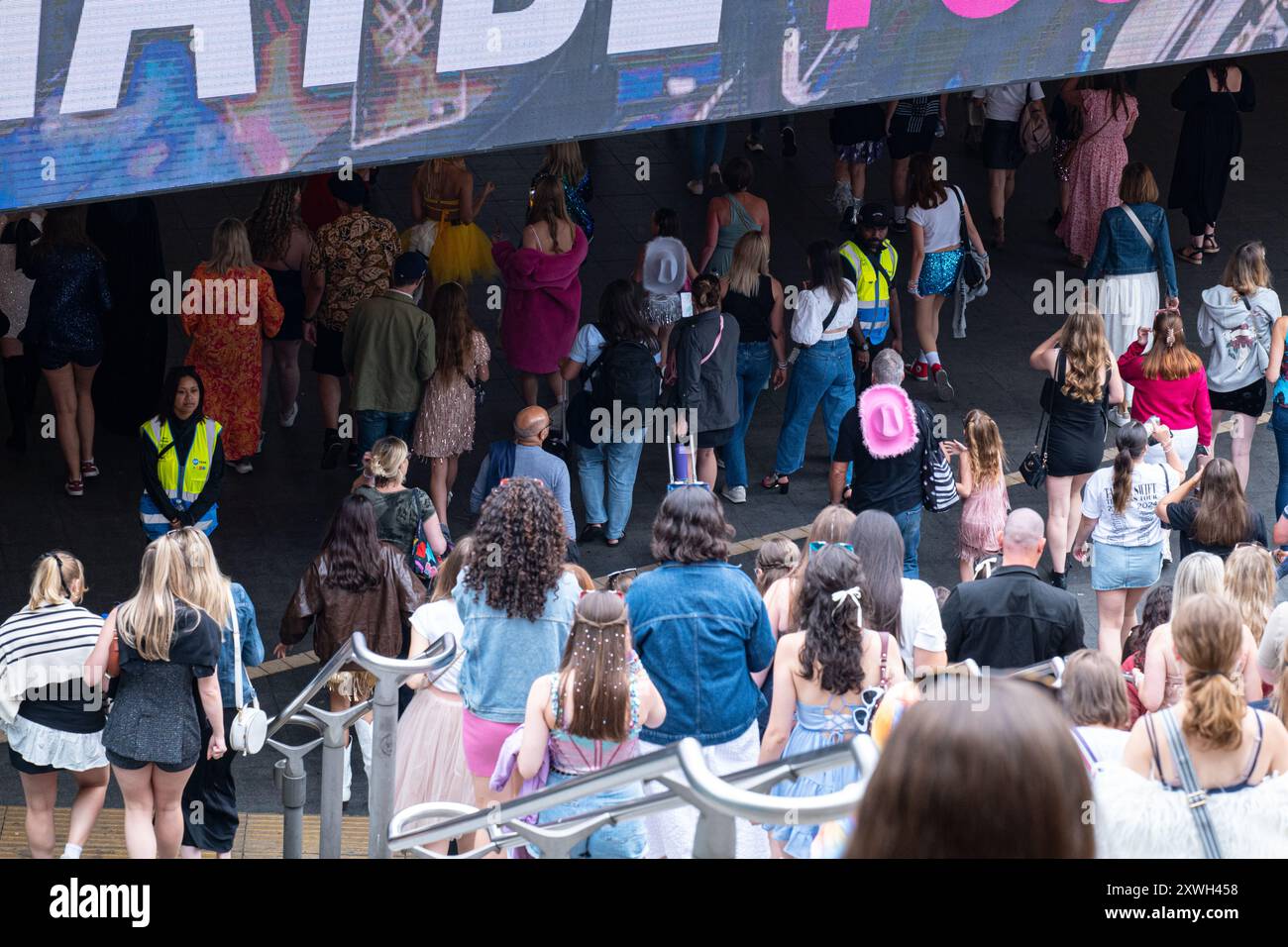 London, Großbritannien. August 2024. Taylor Swift Fans vor ihrer Eras Tour Show im Londoner Wembley Stadium am 18. August 2024 Credit: Richard Lipman/Alamy Live News Stockfoto