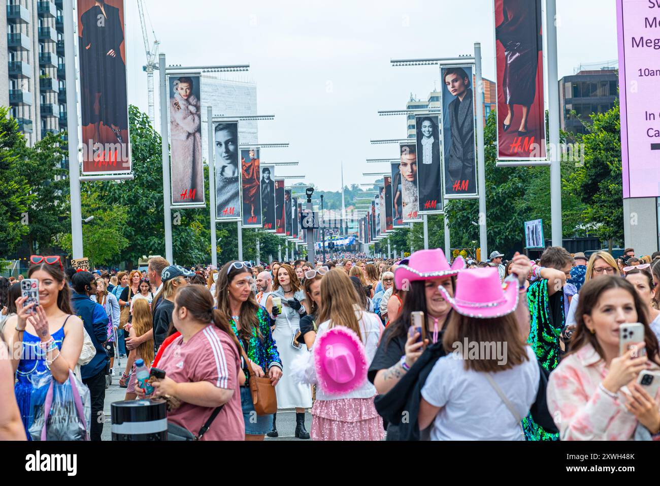 London, Großbritannien. August 2024. Taylor Swift Fans vor ihrer Eras Tour Show im Londoner Wembley Stadium am 18. August 2024 Credit: Richard Lipman/Alamy Live News Stockfoto