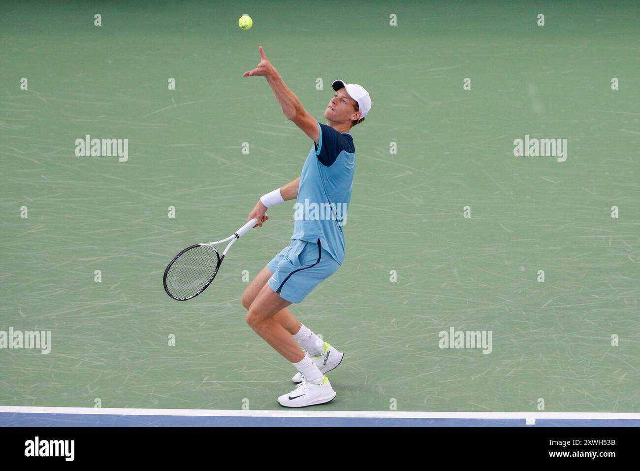 CINCINNATI, OH - AUGUST 19: Jannik Sinner of Italy serves during the final round of the Cincinnati Open on August 19, 2024, at the Lindner Family Tennis Center in Mason, OH. (Photo by Ian Johnson/Icon Sportswire) (Icon Sportswire via AP Images) Stockfoto