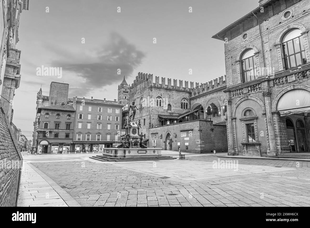 Skyline der Altstadt von Bologna, Stadtbild Italiens in Europa bei Sonnenuntergang in Schwarz-weiß Stockfoto