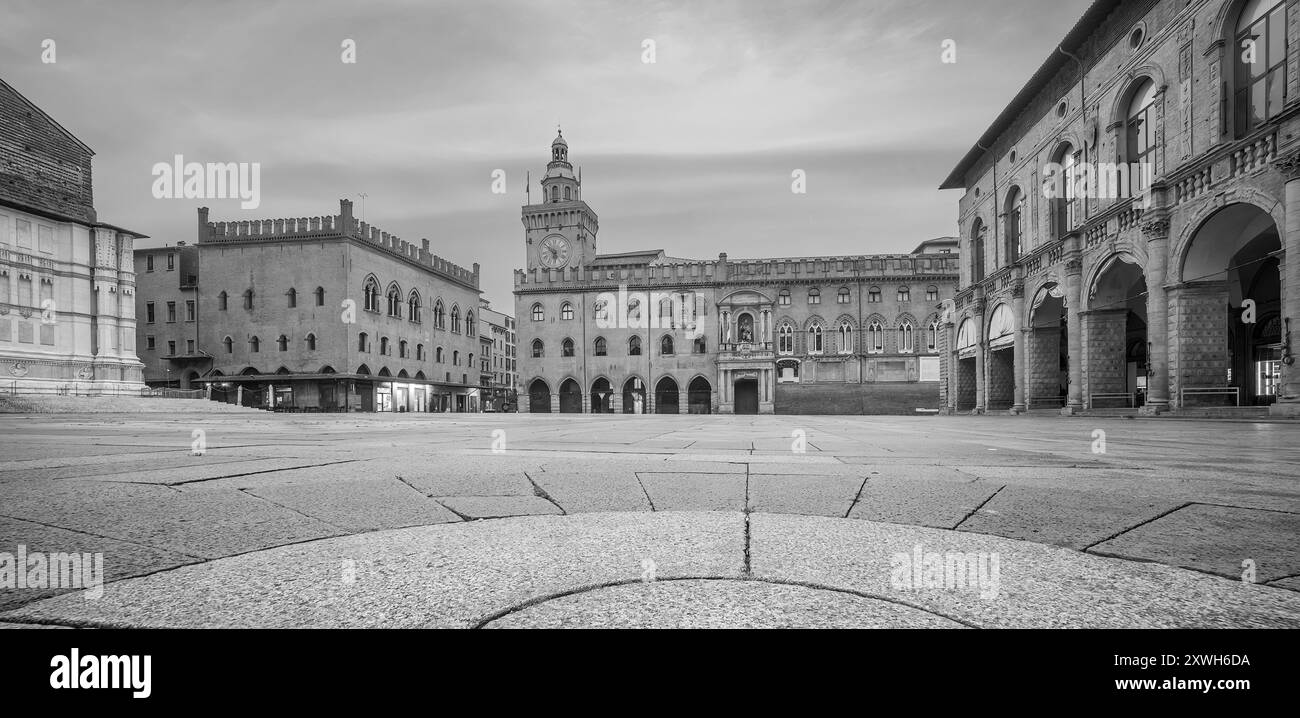 Skyline der Altstadt von Bologna, Stadtbild Italiens in Europa bei Sonnenuntergang in Schwarz-weiß Stockfoto