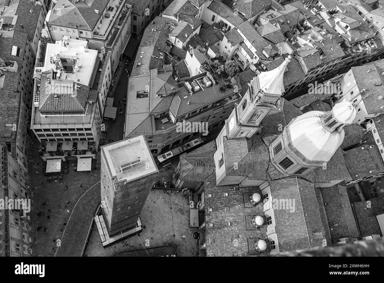 Skyline der Altstadt von Bologna, Stadtbild Italiens in Europa von oben in Schwarz-weiß Stockfoto