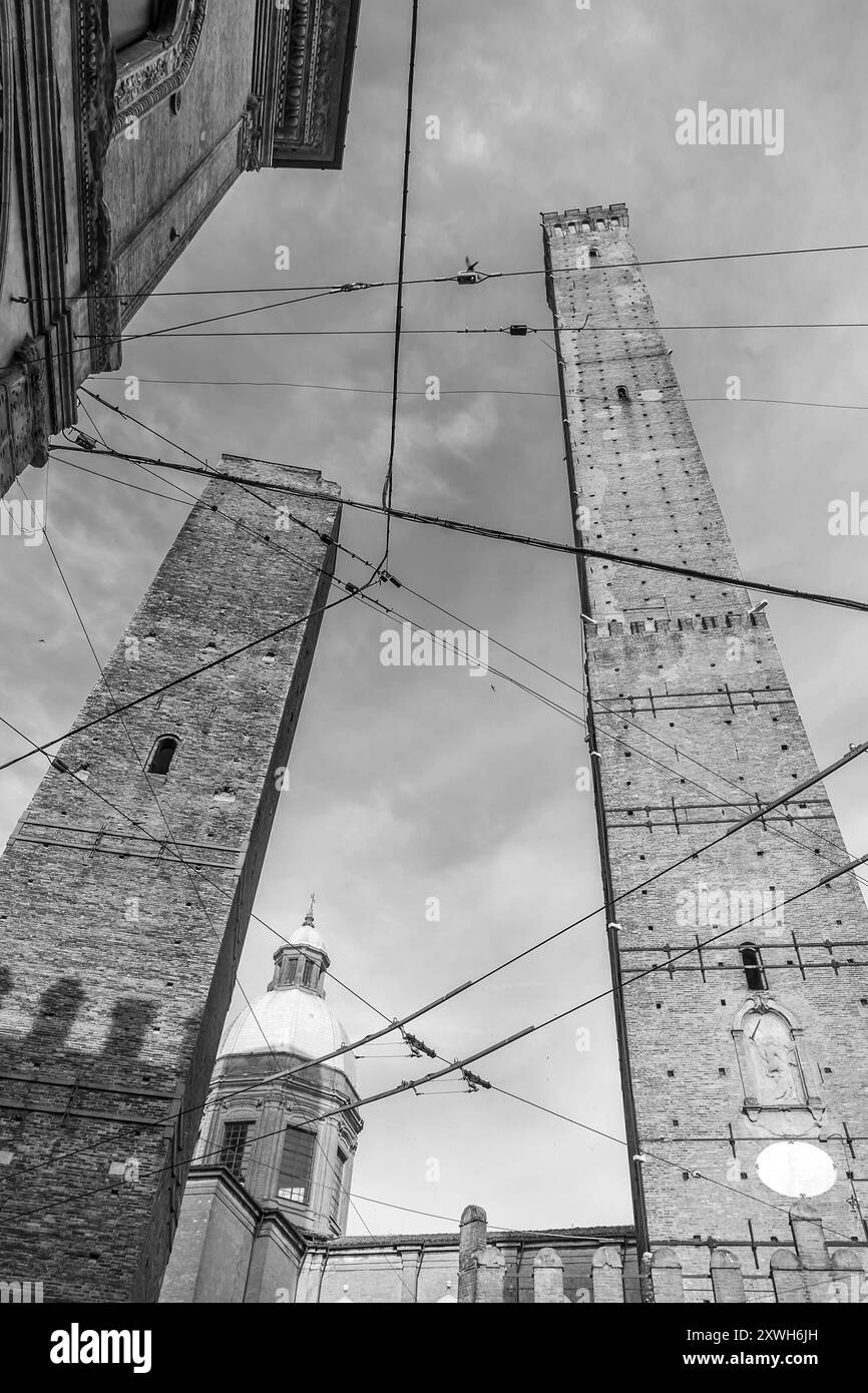 Skyline der Altstadt von Bologna, Stadtbild Italiens in Europa bei Sonnenuntergang in Schwarz-weiß Stockfoto