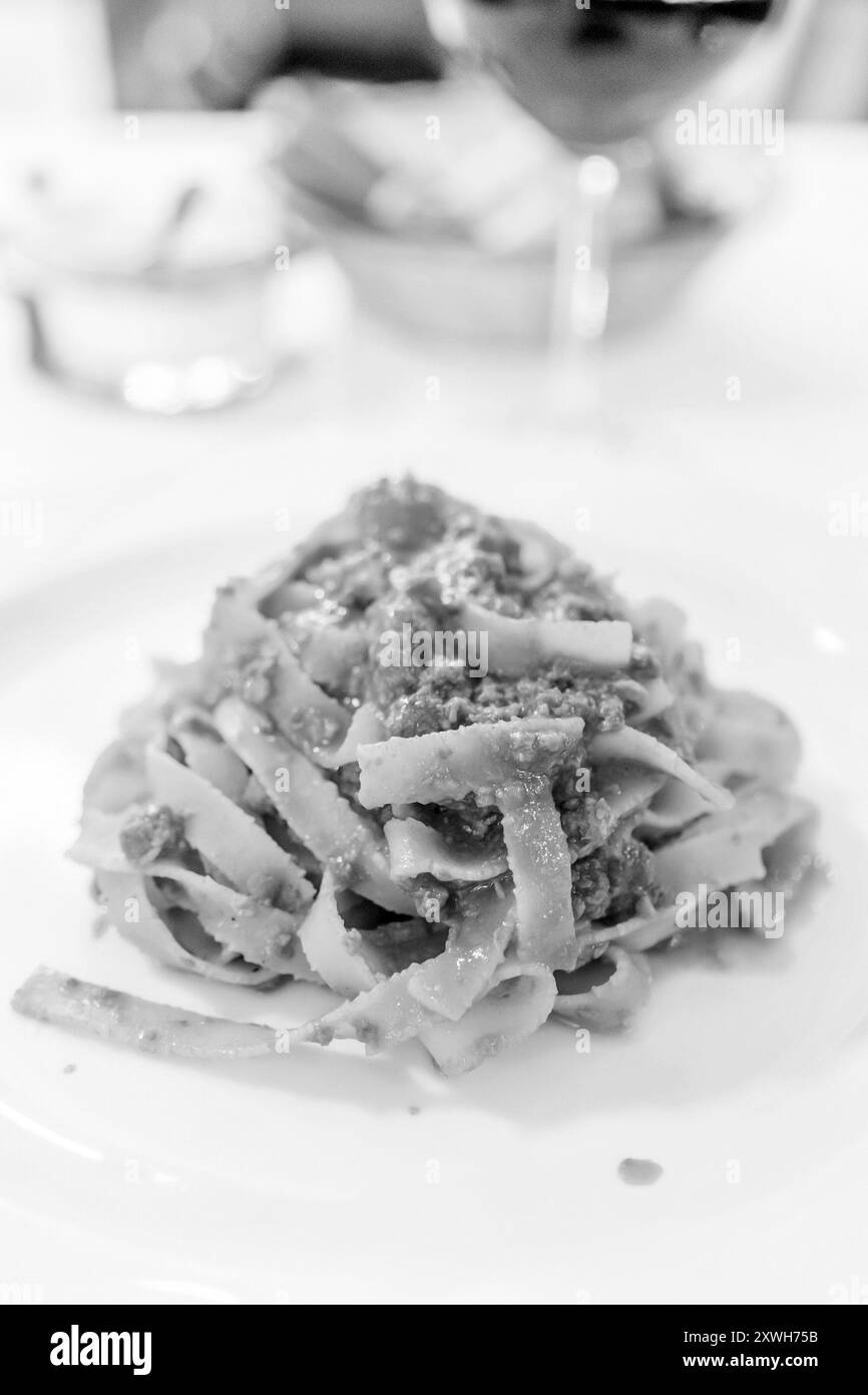 Spaghetti Bolognese im traditionellen Stil in Bologna Italien in Schwarz-weiß Stockfoto