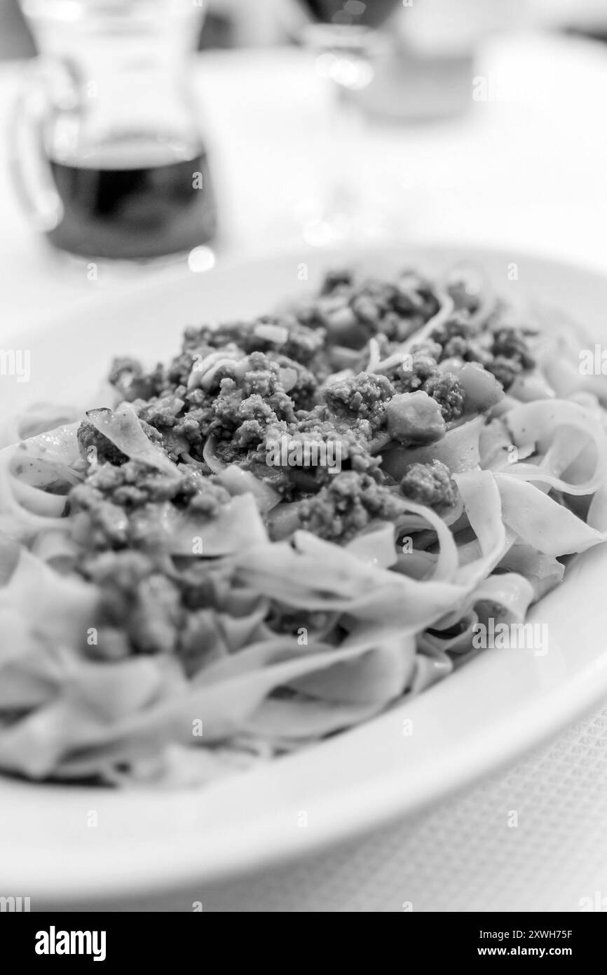 Spaghetti Bolognese im traditionellen Stil in Bologna Italien in Schwarz-weiß Stockfoto