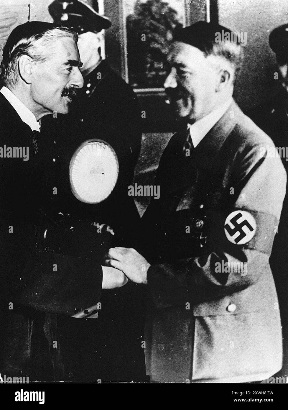 Adolf Hitler begrüßt den britischen Premierminister Neville Chamberlain bei seiner Ankunft in München. Bei diesem berüchtigten Treffen gab Chamberlain Hitler das Sudetenland und öffnete Osteuropa für die Eroberung durch die Nazis. Das Foto stammt vom 29. September 1938. Stockfoto