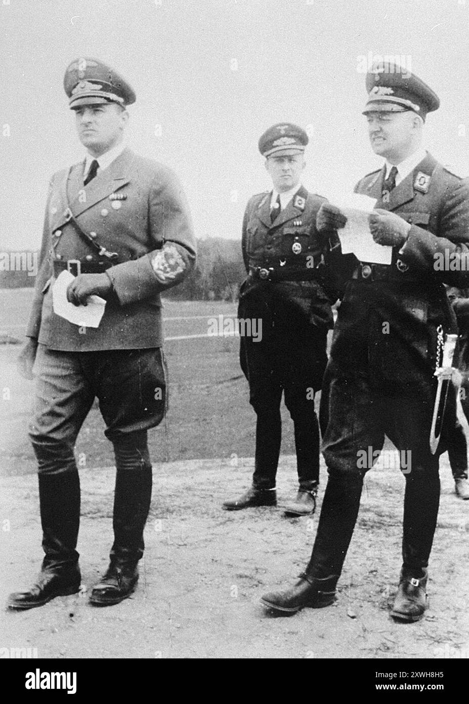 Der Gouverneur der Überreste Polens, der Generalgouverneur, Hans Frank (links) mit ns-Parteifunktionären Stockfoto