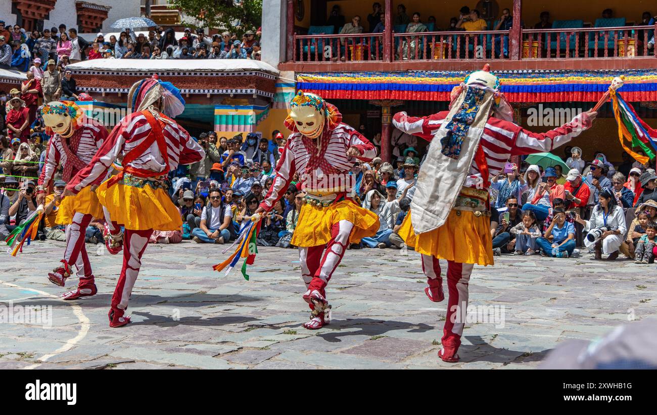 Ladakhi-Mönche tragen traditionelle Trachten und tanzen am 17. Juni 2024 im Hemis-Kloster in Leh, Indien Stockfoto